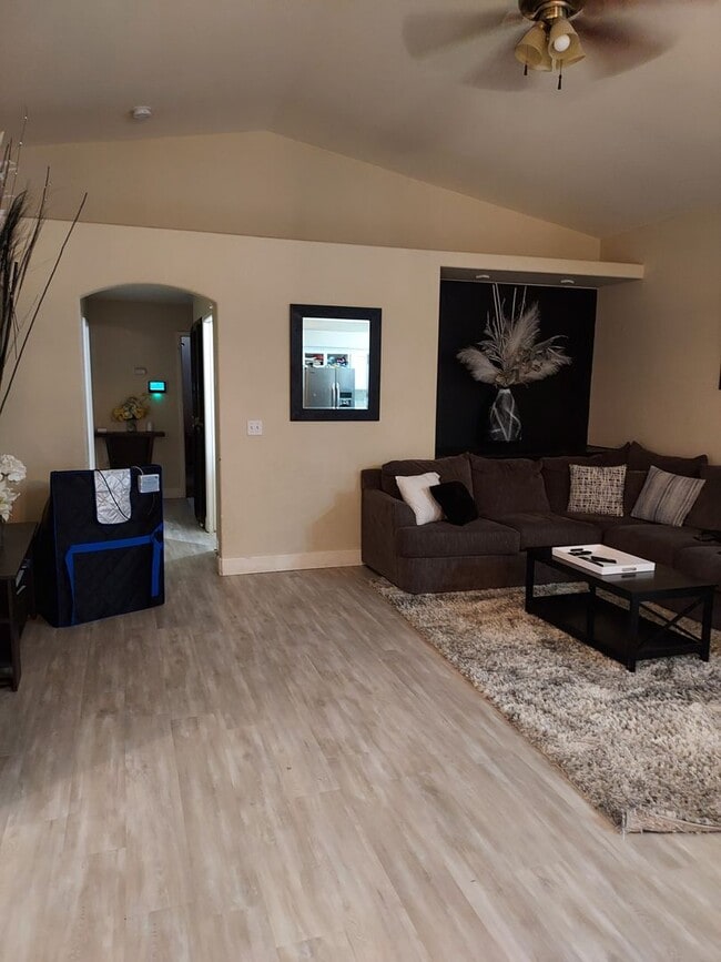 Building Photo - Four bedroom w/ Studio