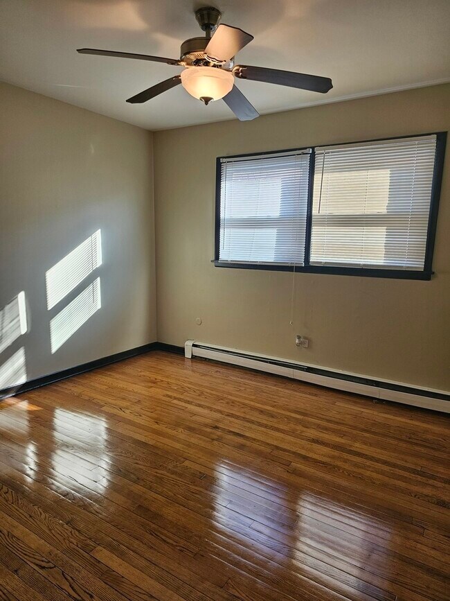 Foto del edificio - 395 Oglesby Ave