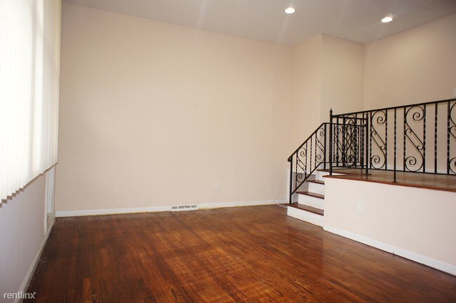 Building Photo - 3 br, 1 bath  - 485 Commonwealth Ave
