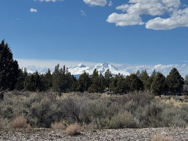 Building Photo - Amazing sunsets just minutes from Bend/Sisters