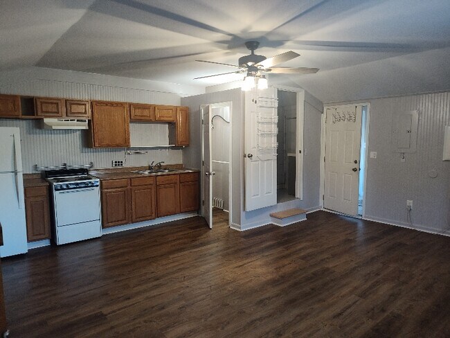 Foto del edificio - 683 Carlouetta Rd