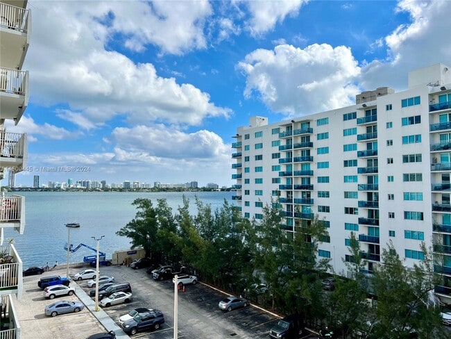 Foto del edificio - 7545 E Treasure Dr