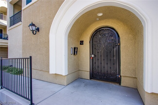 Building Photo - 2555 Hampton Rd