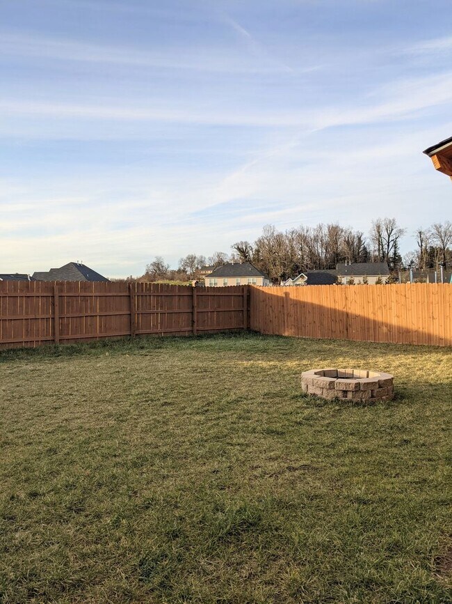 Building Photo - Great Location in the River Stone Community!