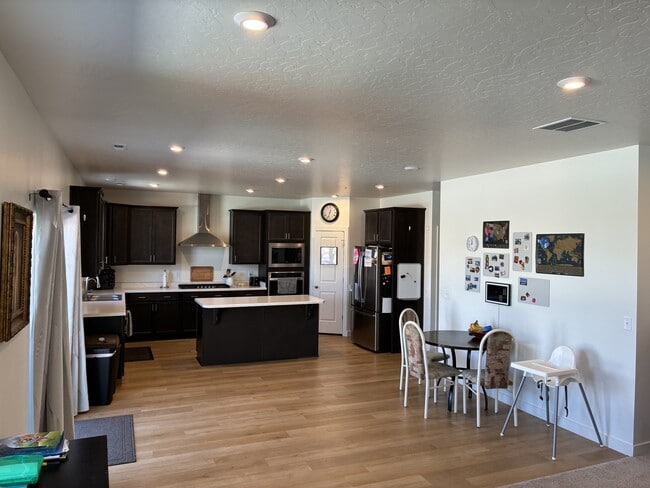 Foto del edificio - 724 W Blue Mountain Dr