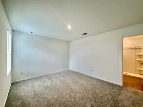 Building Photo - 5003 Esperanza Ter Dr