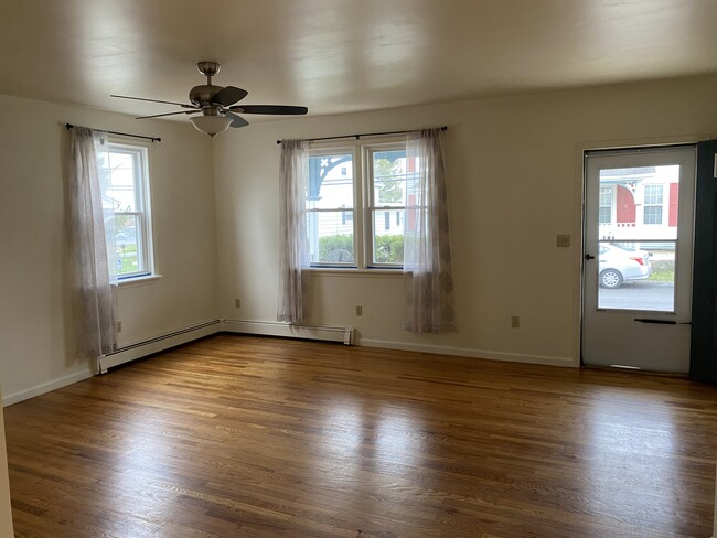 Living room - 6339 Memorial Rd