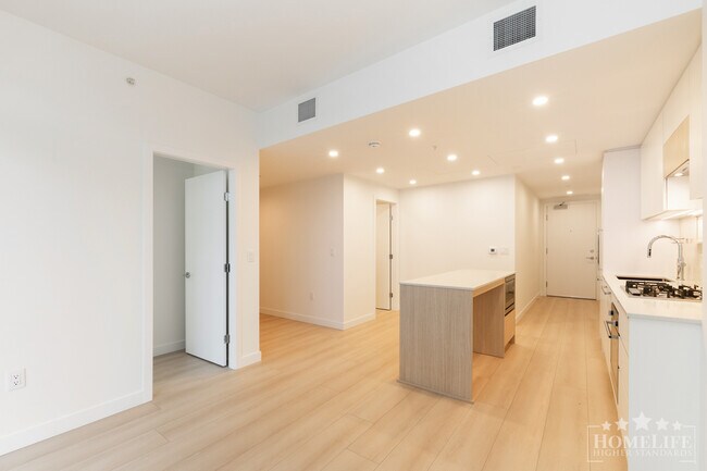 Photo du bâtiment - Brand New Condo at Century City Holland Pa...