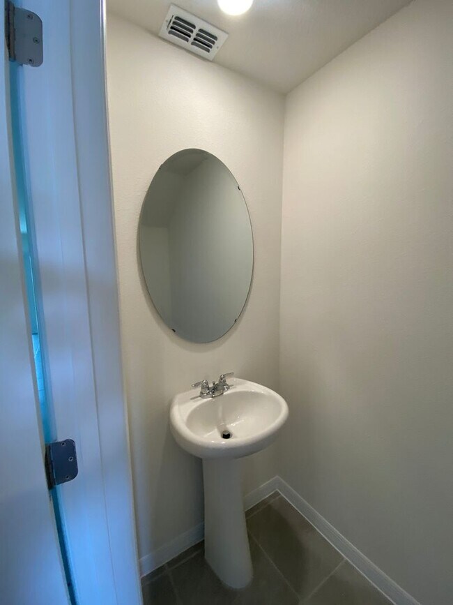 Building Photo - 3 Bedroom 2.5 Bath Townhouse in Harmony West for RENT!