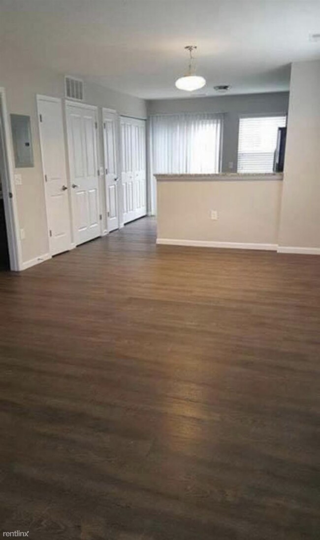 Building Photo - 2 br, 1.5 bath Townhome - 57 High Street 1