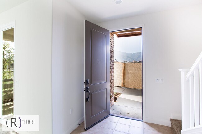 Foto del edificio - Stunning Three-Story Home! 3 Bed / 3 Bath ...