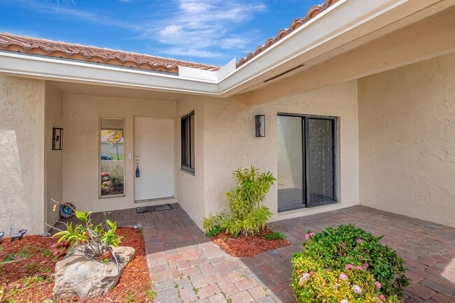 Building Photo - 21065 Escondido Way N