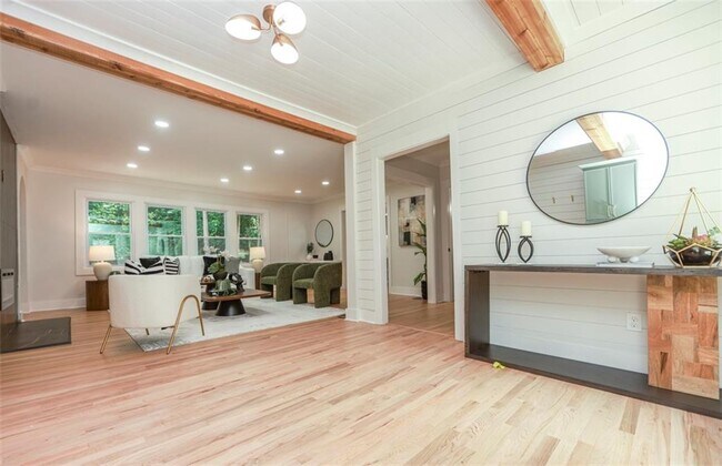 Foto del edificio - 2908 N Hills Dr NE