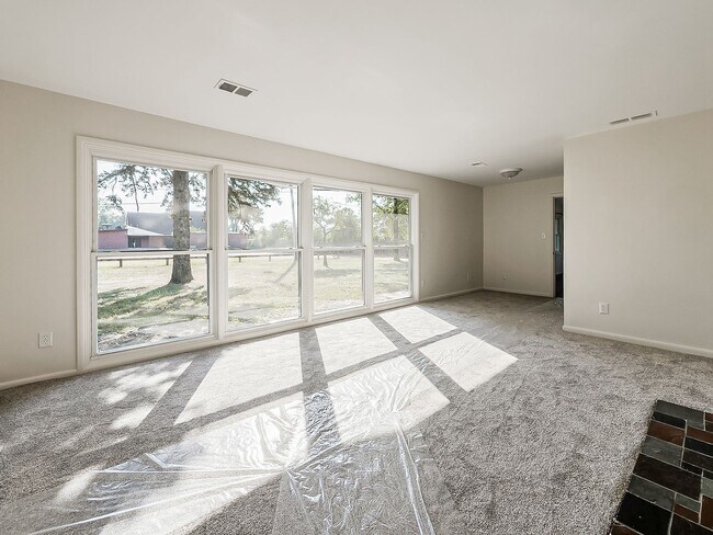 Building Photo - Freshly Updated 3-Bedroom Home in Farmingt...