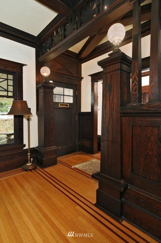Foto del edificio - Big Charm in Madison Valley 4 bd 3 ba