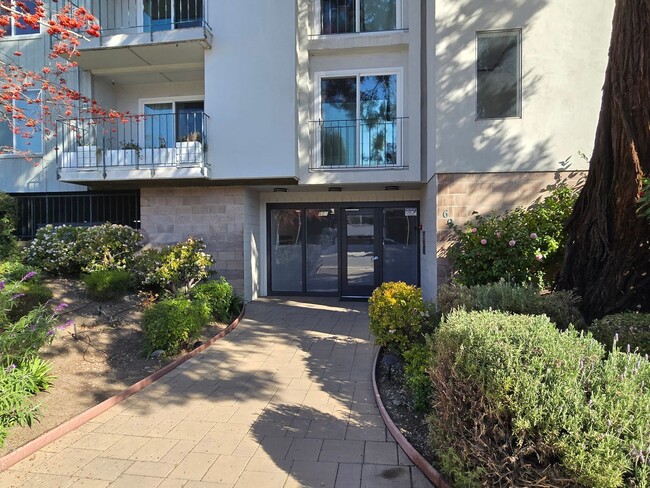 Building Photo - Remodeled Top Floor Condo, Gated Complex, ...