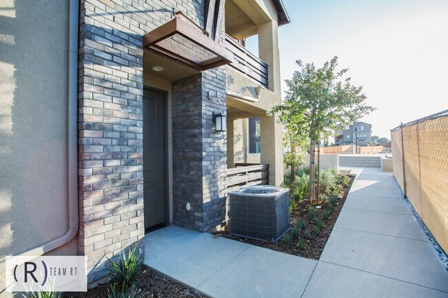 Foto del edificio - Stunning Three-Story Home! 3 Bed / 3 Bath ...