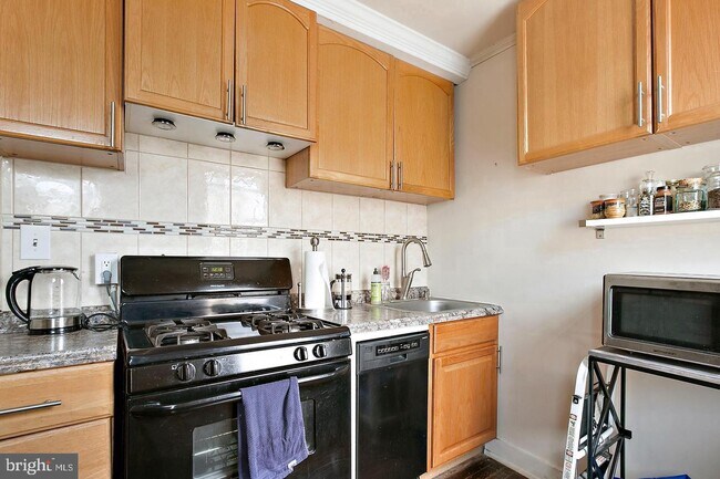 Building Photo - 862 W 37th St