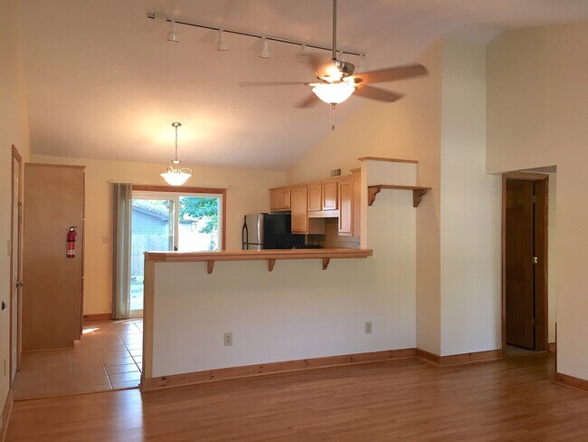 Building Photo - Great 3 Bedroom 2 Bathroom Ranch Home in S...