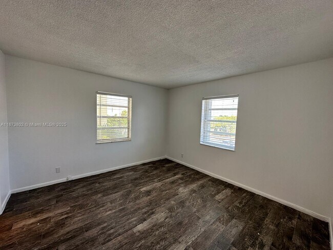 Foto del edificio - 900 NE 18th Ave