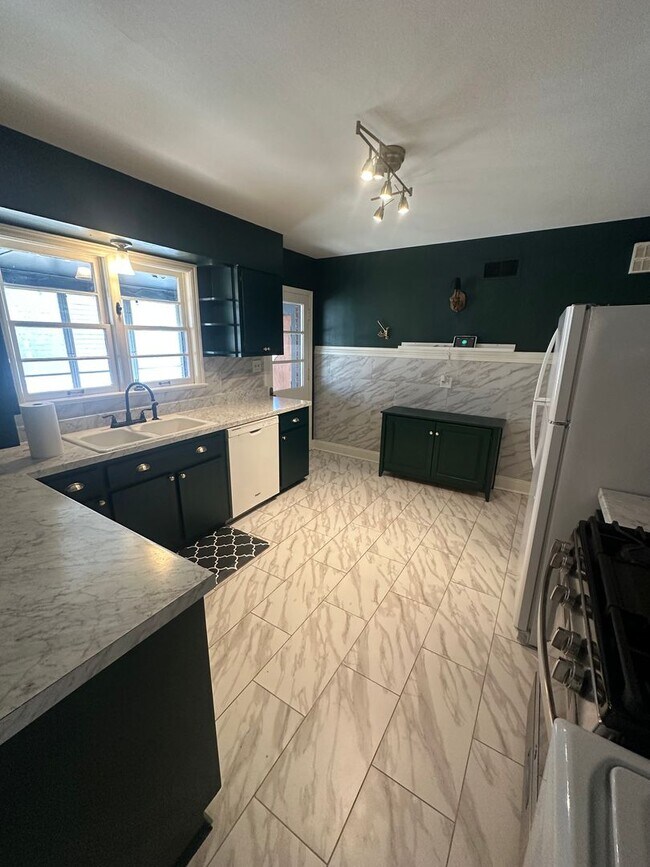 Foto del edificio - 3BD/2BA Home Located in Colonial Acres