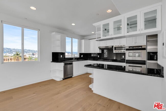 Building Photo - 1450 S Beverly Dr