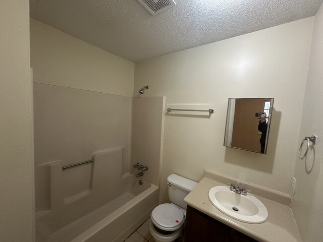 Building Photo - Apartment For Rent