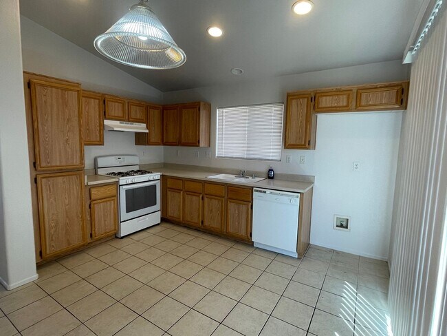 Foto del edificio - Adelanto Home-3 Bedrooms,2 Bathrooms, Lami...