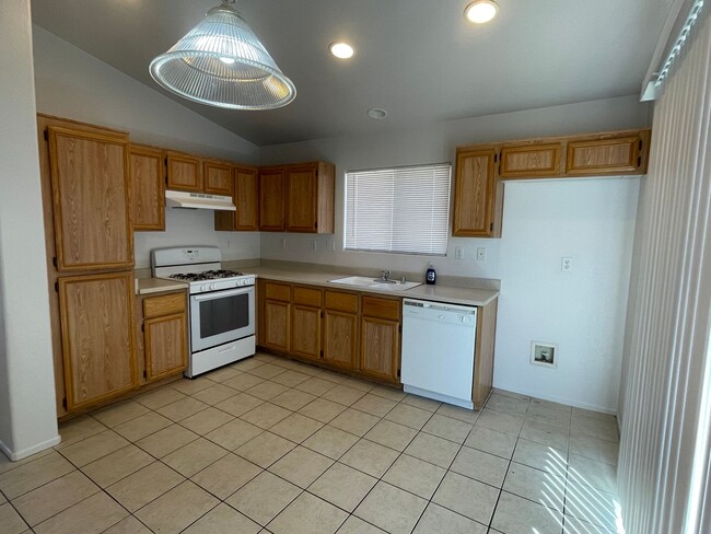 Foto del edificio - Adelanto Home-3 Bedrooms,2 Bathrooms, Laminate Floors, Indoor Laundry Room, Large Back Yard