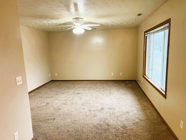 Sala de estar - 1400 E Rushmore Dr