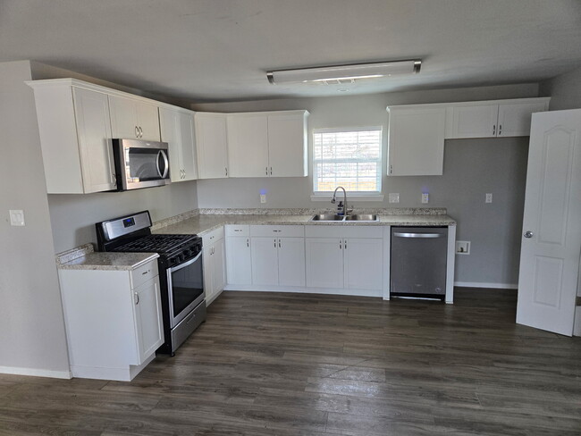 Building Photo - 520 S Cedar Ave