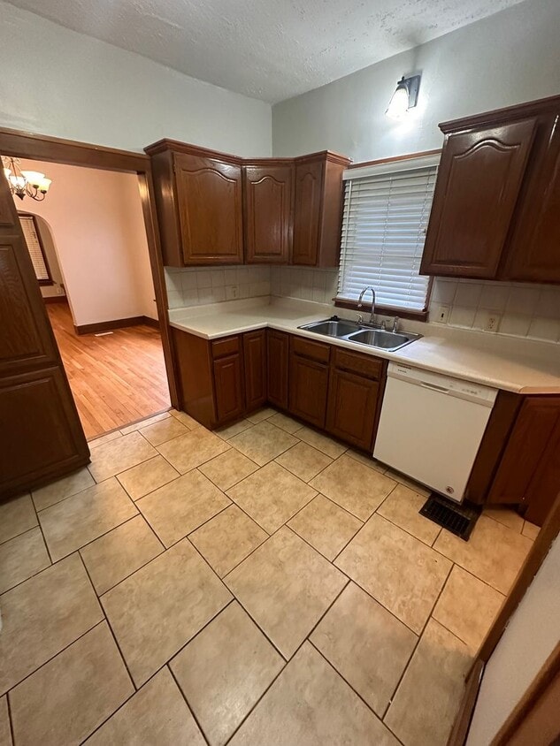Primary Photo - $1250 - 3 bedroom/ 1 bathroom - Single Fam...