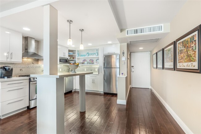 Building Photo - 3140 S Ocean Dr