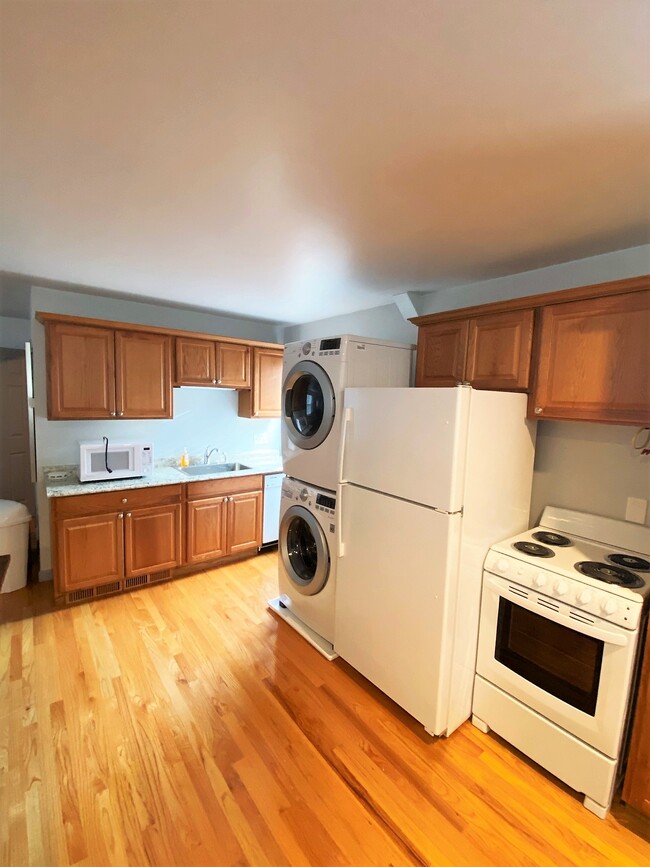 Building Photo - 206 Hingham St