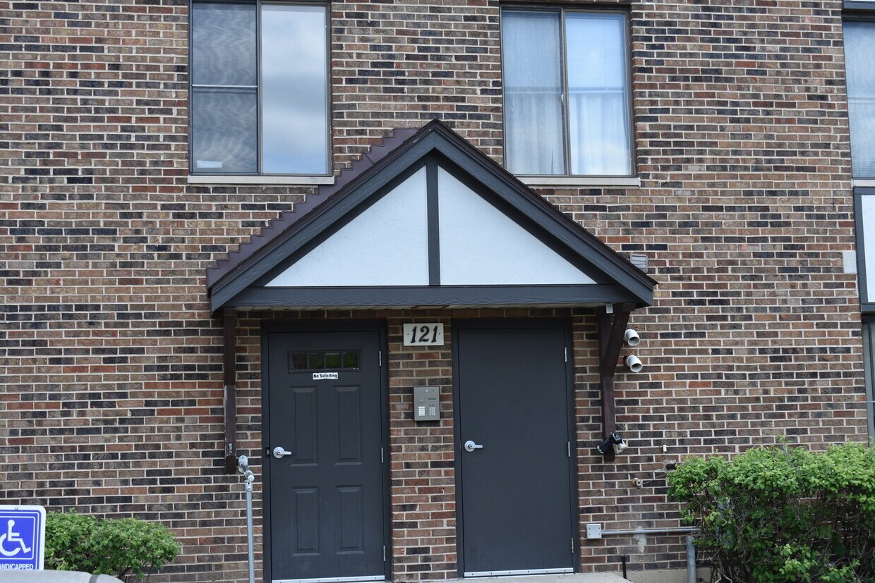 121 N Gregory St Unit 8, Aurora, IL 60504 Condo for Rent in Aurora