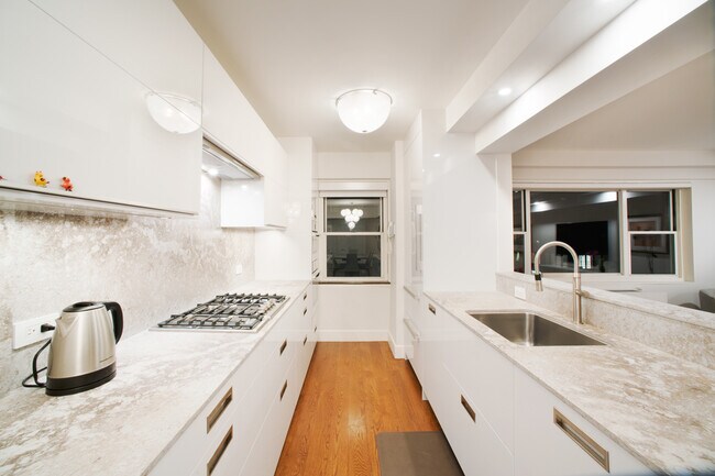 Foto del edificio - 100 W 57th St