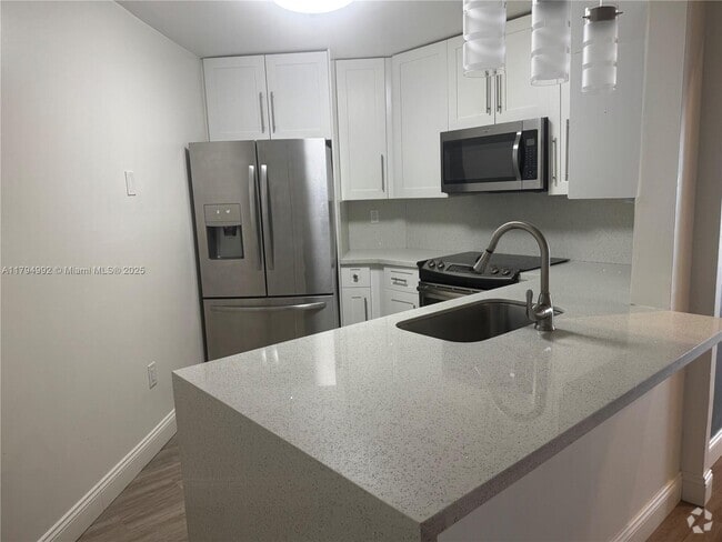 Building Photo - 9419 Fontainebleau Blvd
