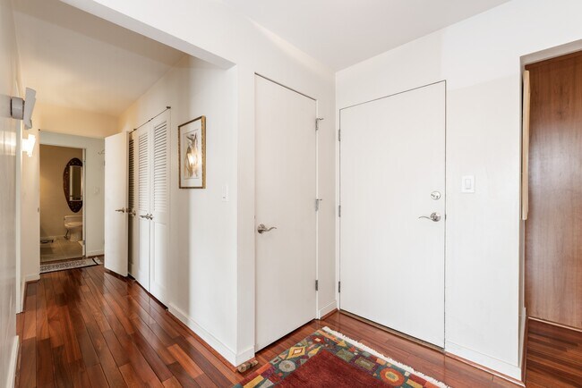 Foto del edificio - 320 W Oakdale Ave