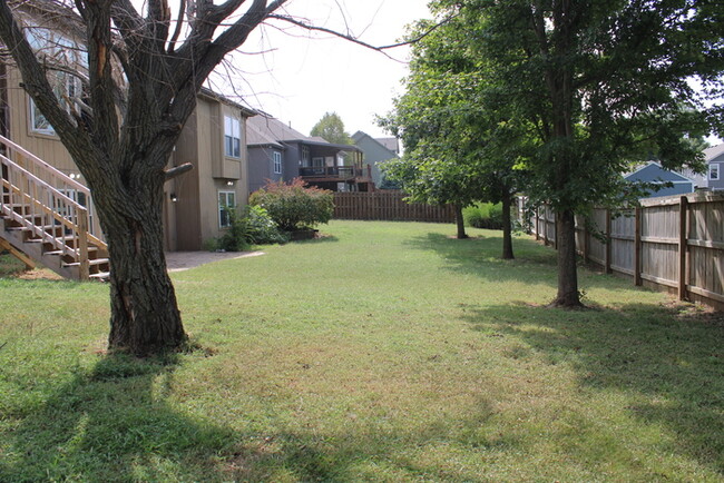 Building Photo - Spacious Home