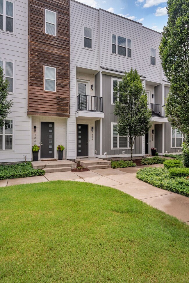 Building Photo - 504 Vernon Cir