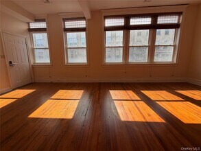 Building Photo - 337 Main St