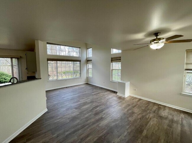 Foto del edificio - 2 bedroom in CAROL STREAM IL 60188