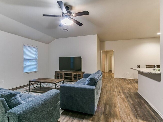 Foto del edificio - Modern 3BR/2BA Duplex | All Utilities Included | Downtown Edmond