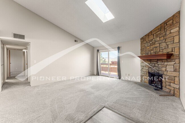 Foto del edificio - Spacious Apartment with Mountain Views and...