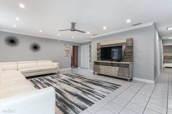 Foto del edificio - 5 br, 3 bath House - 264 NW 47th Pl 264 NW...