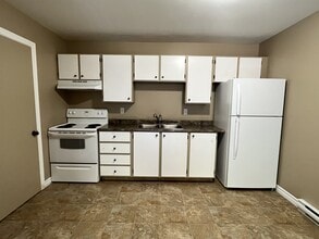 Building Photo - 9 Green Valley Dr