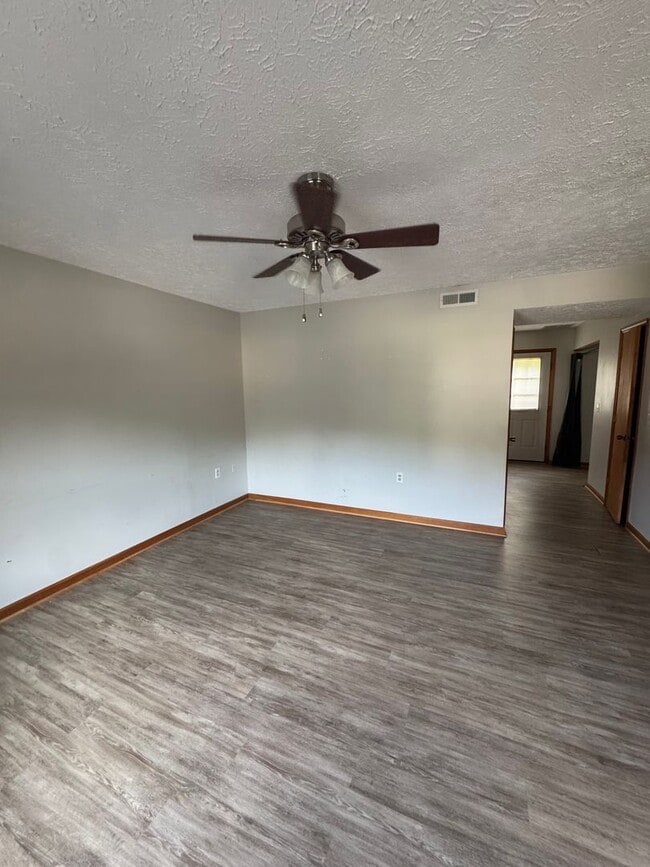 Foto del edificio - 4774 Mayfield Dr