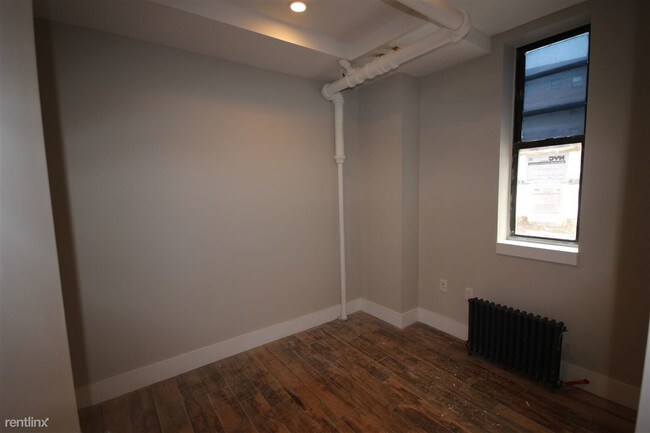 Building Photo - 203 Scholes St