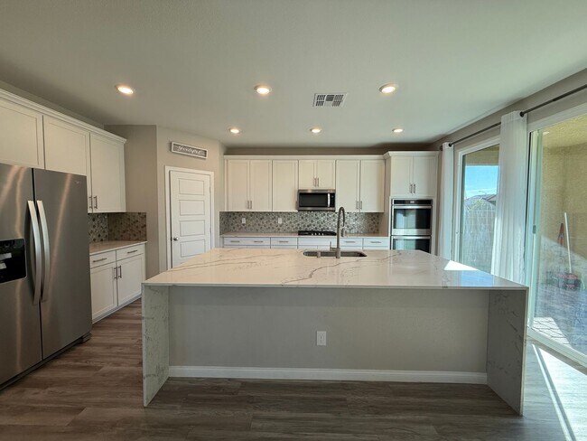 Building Photo - 5/BD 3.5/BA Spacious Modern Home with Luxu...