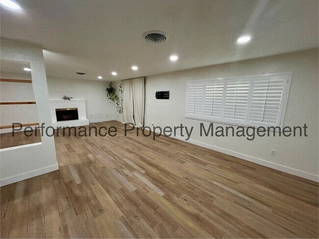 Foto del edificio - Cozy 3 Bed/2 Bath Home in SW Bakersfield w/ RBP & Security Deposit Alternative Option